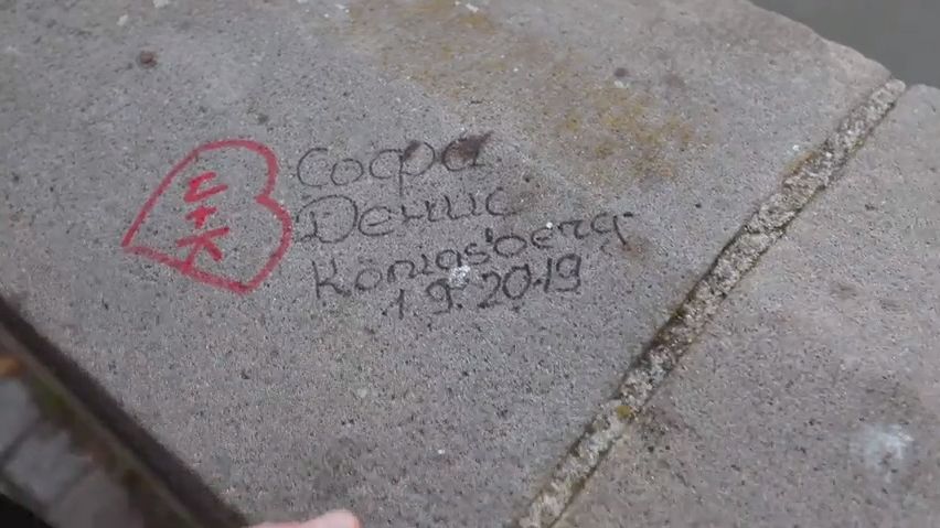 Graffiti na Karlově mostě je zpět? Ne, ve skutečnosti nikdy nezmizelo